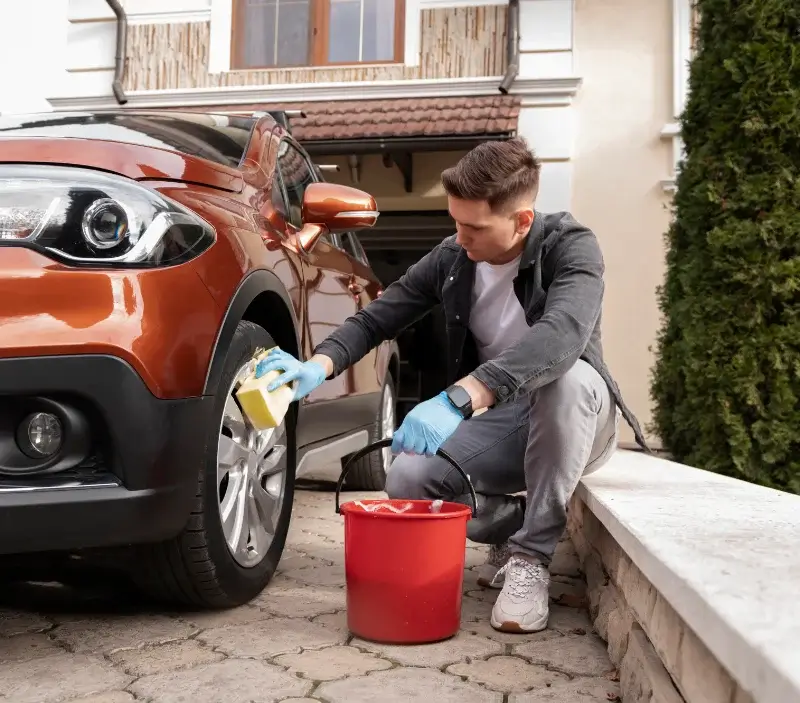 Lavage auto à domicile Boissy-sous-Saint-Yon : professionnel intervenant sur un véhicule